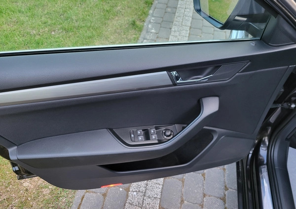 Skoda Superb cena 69900 przebieg: 132306, rok produkcji 2015 z Józefów małe 742